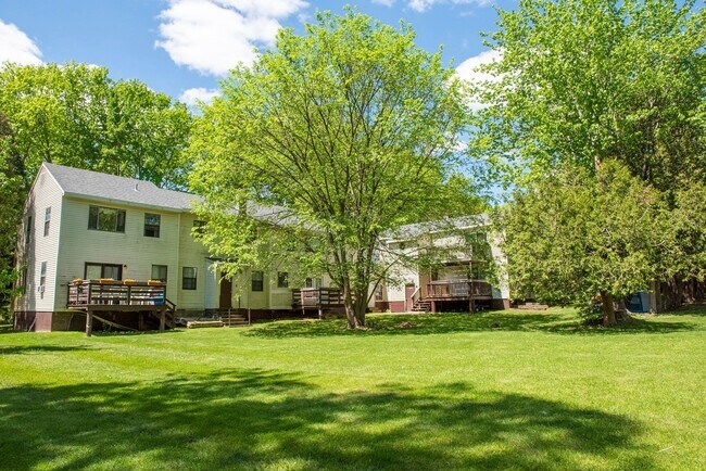 Building Photo - Quaint Furnished Affordable Studio in Townhome Community.  All utilities included!