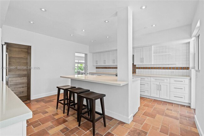 Building Photo - 10190 Collins Ave