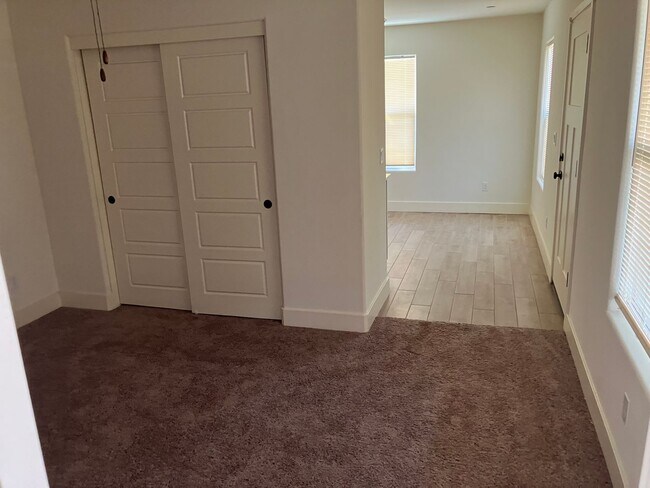 Building Photo - 5 bedroom 3 1/2 bath house in gated commun...