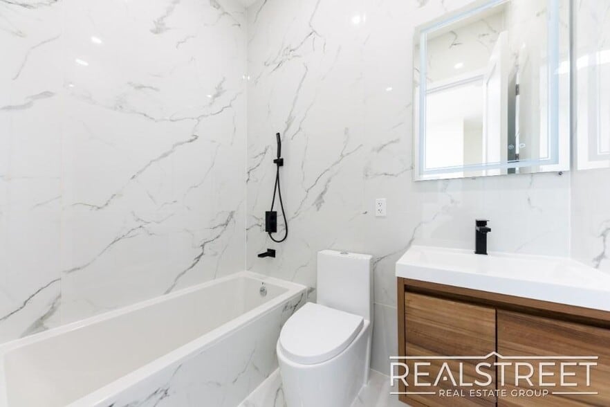 Building Photo - Brand New 4 Bed, 2 Bath with In-Unit Laund...