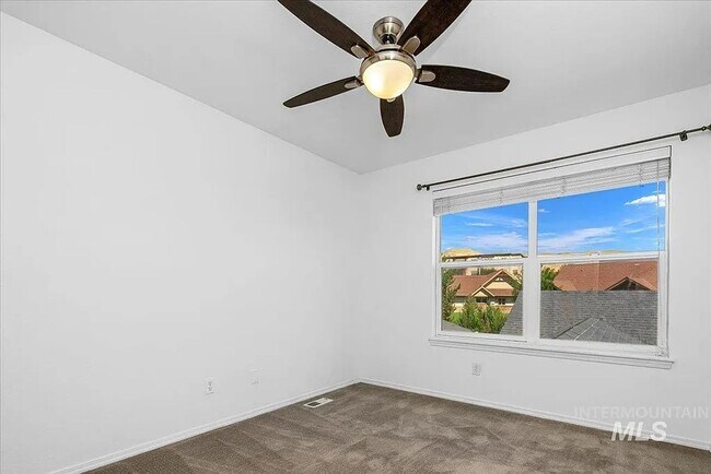 Building Photo - Charming 3 bedroom 2.5 bathroom in Desirable Area!