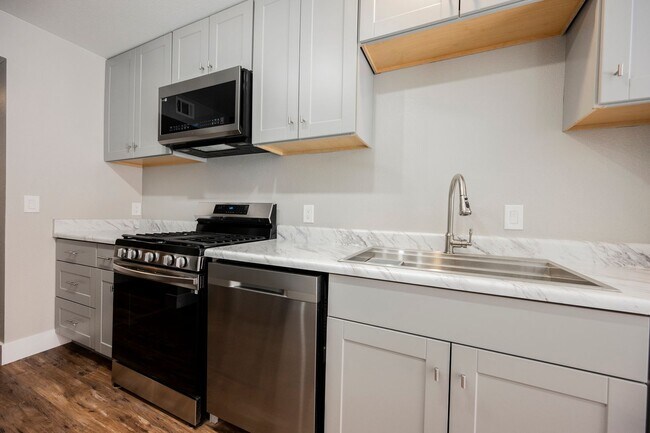 Building Photo - Fully Remodeled 3-Bedroom Townhome