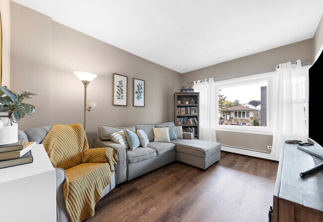 Building Photo - 5538 W Drummond Pl