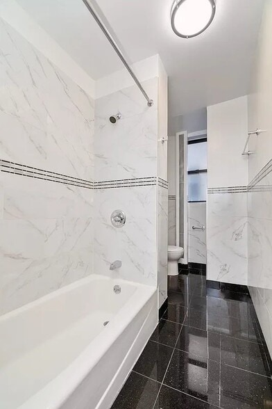 Building Photo - 160 Waverly Pl