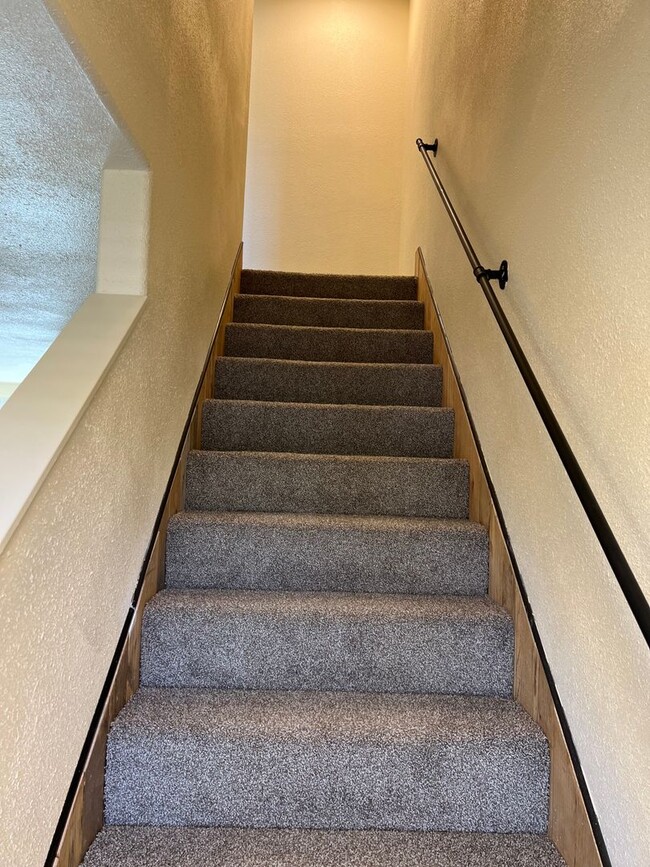 Building Photo - Updated 3 bedroom 1.5 bath duplex!