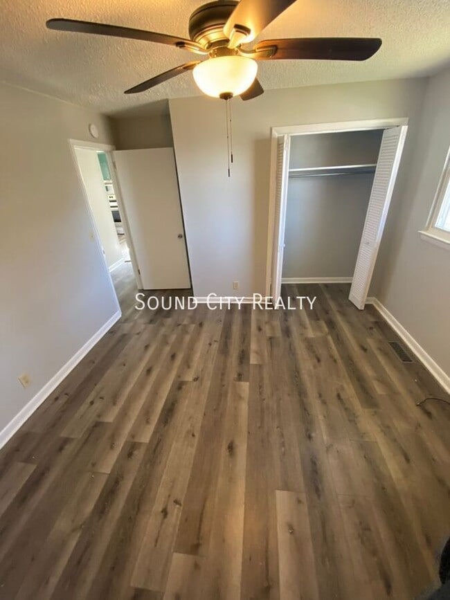 Building Photo - 923-B Oak Vale Dr-