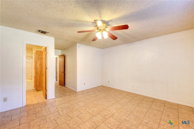 Building Photo - 818 Lois St