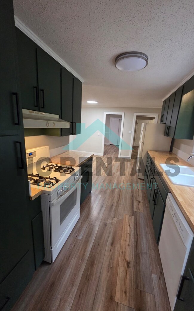 Building Photo - 706 Hedrick Dr