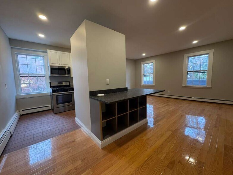 Building Photo - 604 Chapel St