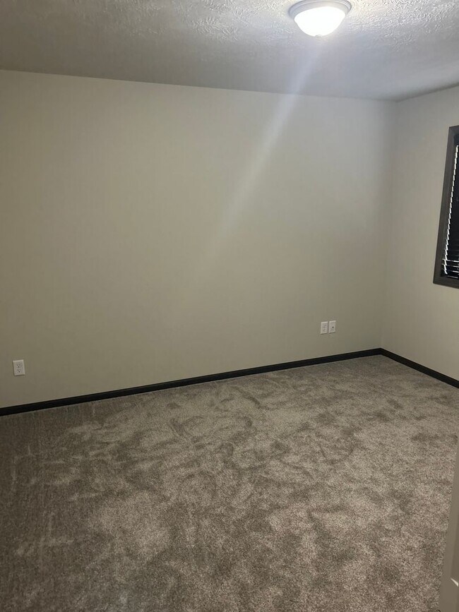 Building Photo - 4 bed 3 bath Townhome For Rent!