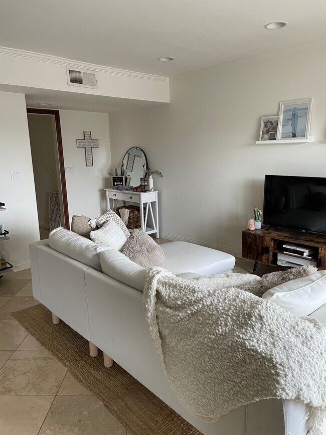 Building Photo - 1108 W Balboa Blvd