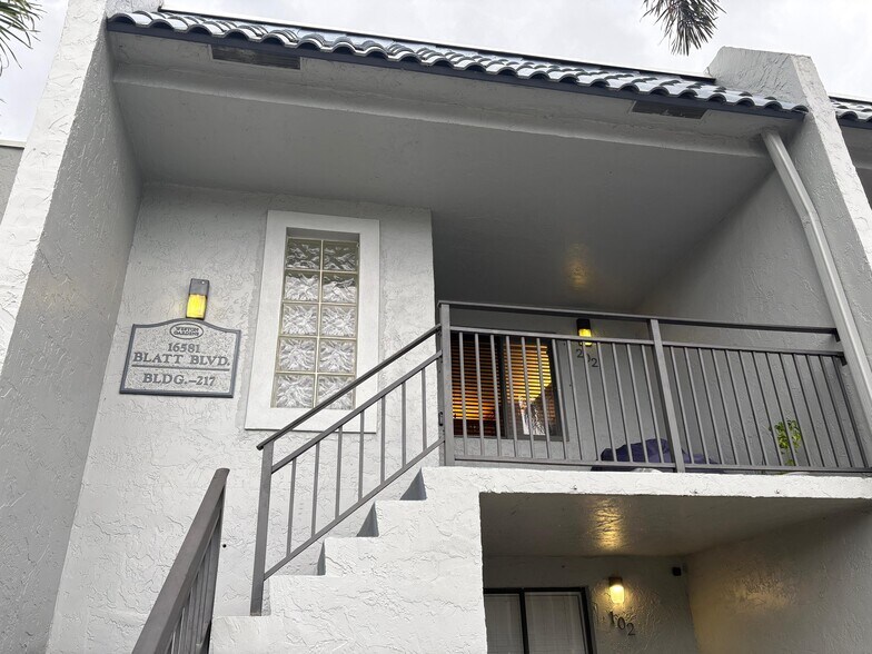 Building Photo - 16581 Blatt Blvd