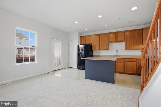 Building Photo - 886 Lowe Rd