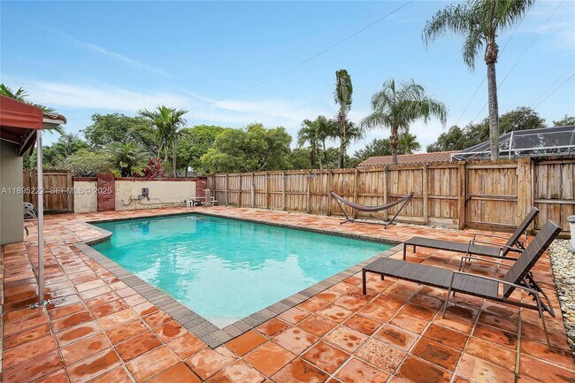 Building Photo - 1518 N Yale Dr