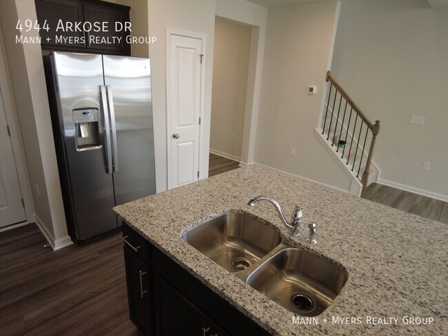 Building Photo - 4944 Arkose Dr