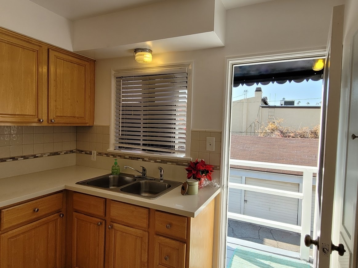 Building Photo - 305 N Palm Ave