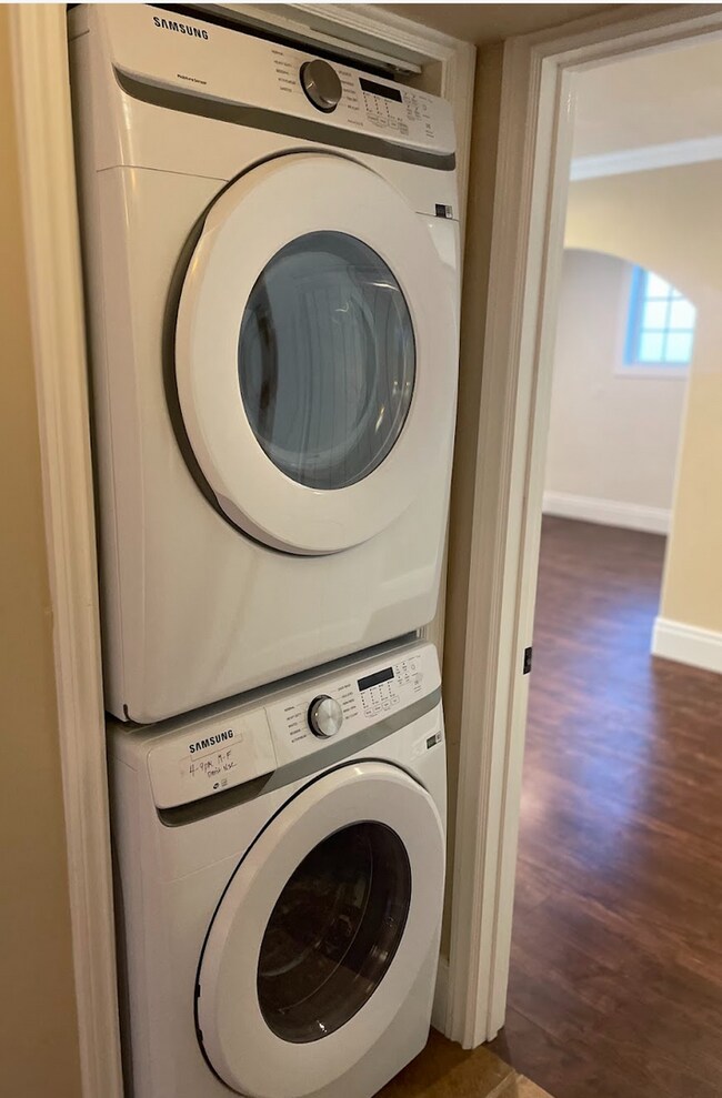 Building Photo - Call for your Private Showing! - Rent Ready September 1st