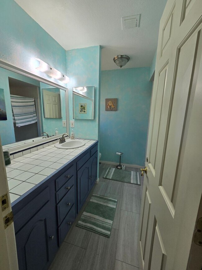 Building Photo - Furnished, 1-year long-term rental