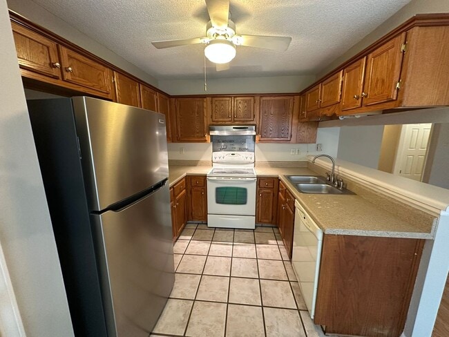 Building Photo - Newly Painted Cordova Home Off Autumn Cree...