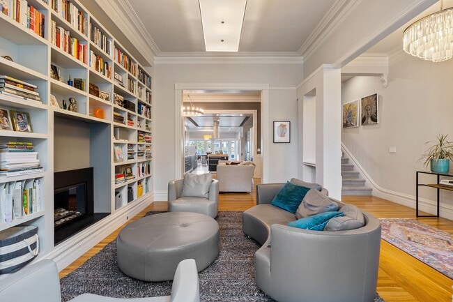 Building Photo - 2866 Pine St