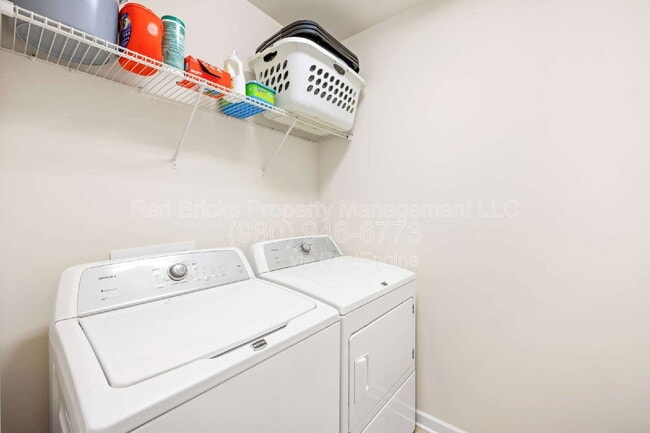 Building Photo - 2452 Royal York Ave