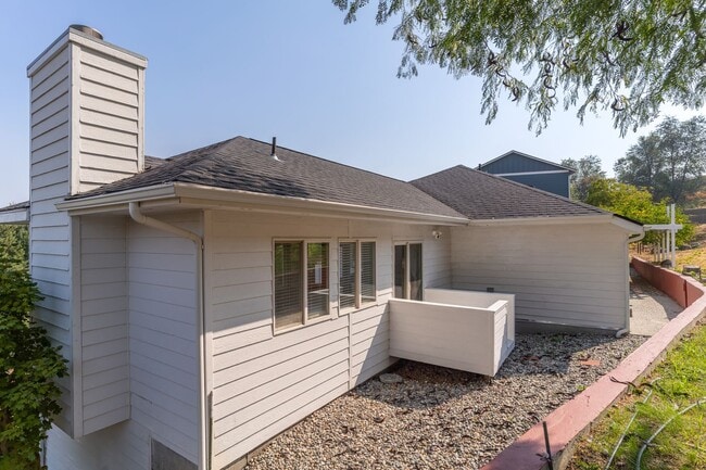 Building Photo - Beautiful 3 Bedroom 3 Bathroom Home With Stunning Views