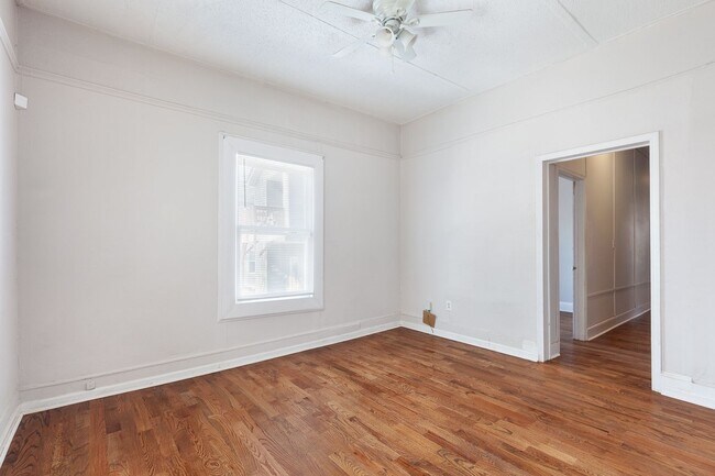 Building Photo - Spacious 3bd/2ba Bungelow w/ Rear Deck and Large Backyard!