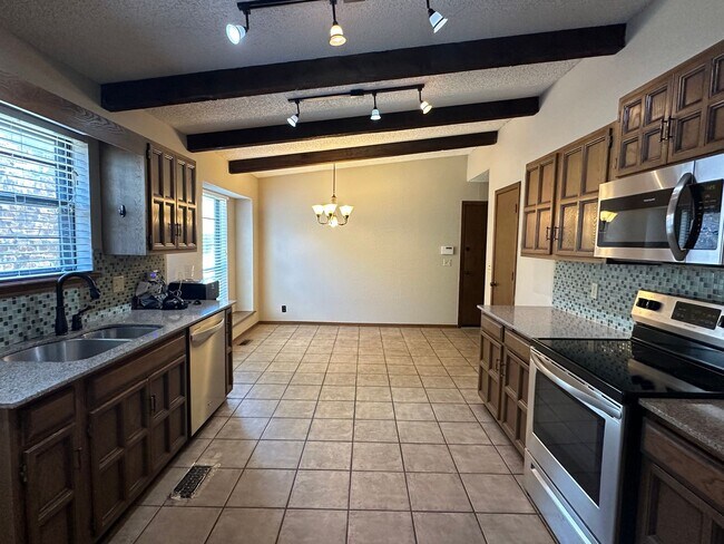 Building Photo - Large single story 4 bedroom