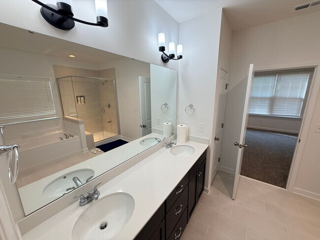 Building Photo - Beautiful New Home in georgous community