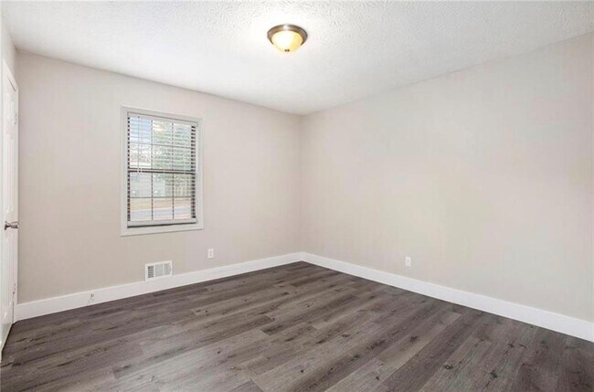 Building Photo - 5700 Tracy Dr SE