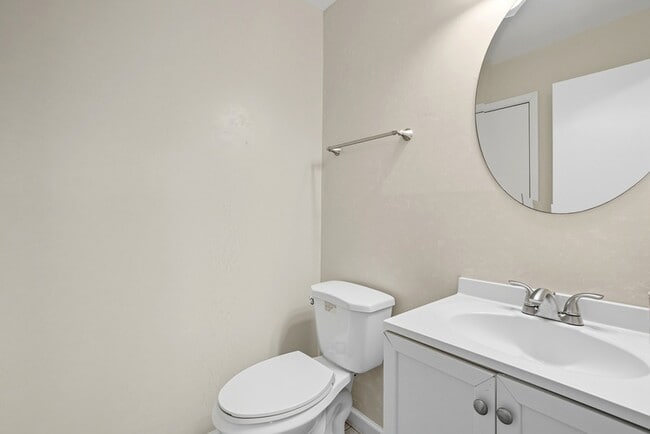 Building Photo - 712 Biltmore Dr