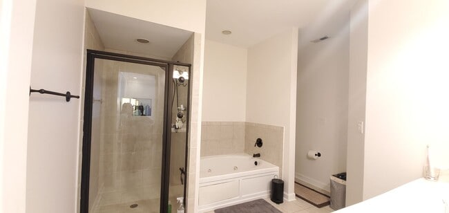 Building Photo - Townhouse  At West Park Place