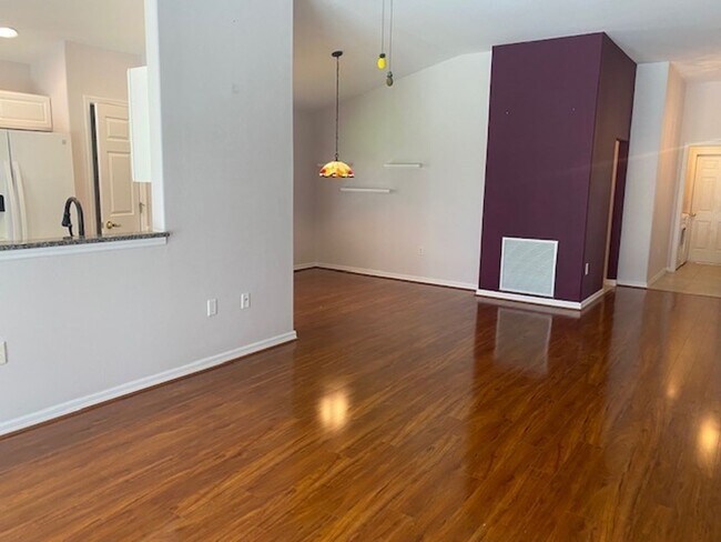 Building Photo - 3 bedroom 2 bath pool home in Colonial Cou...
