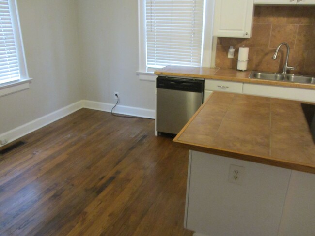 Building Photo - Charming 2 bedroom home close to St Francis!