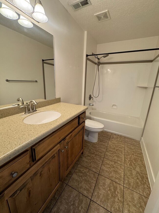 Building Photo - Beautiful top level Payson condo for rent!