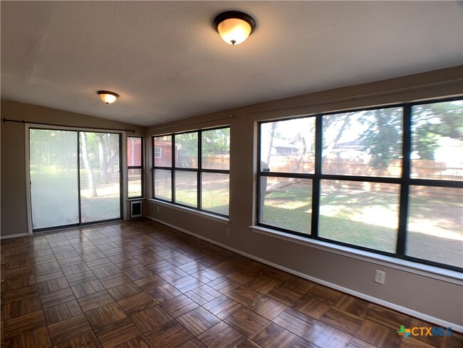 Building Photo - 826 Timber Dr