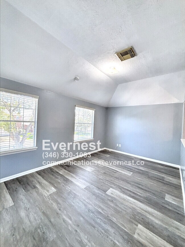 Building Photo - 3-Bedroom Home with Scenic Community Ameni...