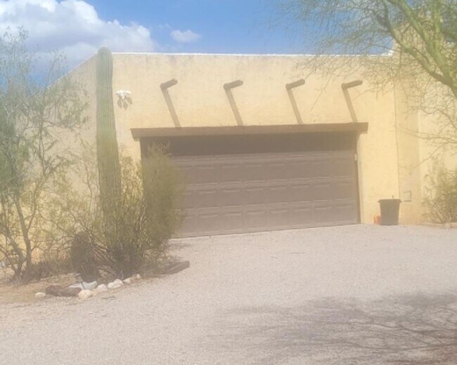 Building Photo - 3 Bed 2.5 Bath Spanish Style Home