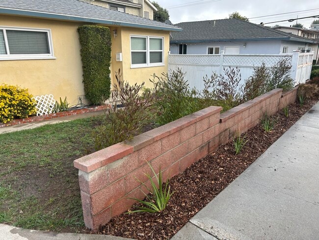 Building Photo - 1800 Green Ln