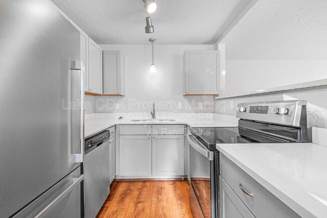 Building Photo - 1419 E Stiner Ave