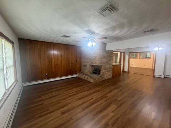 Building Photo - 549 Forest Rd
