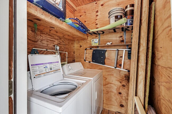 Building Photo - 4114 Holiday Dr