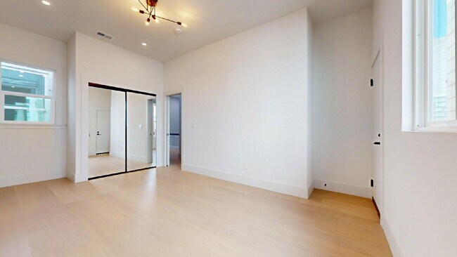 Building Photo - Modern, Convenient, Bright, Renovated 3BR/1BA Top Floor Flat with Dishwasher & In Unit Laundry