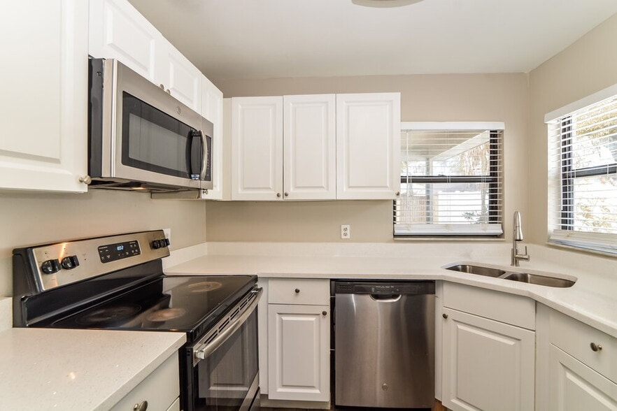 Building Photo - 2928 Dana Ln