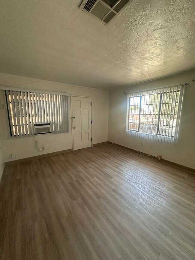 Building Photo - Charming 1-Bedroom Apartment in Short Acres –