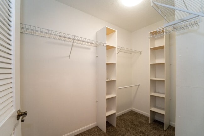 Building Photo - Belle Haven 2-Bedroom Condo with Pond View and Garage