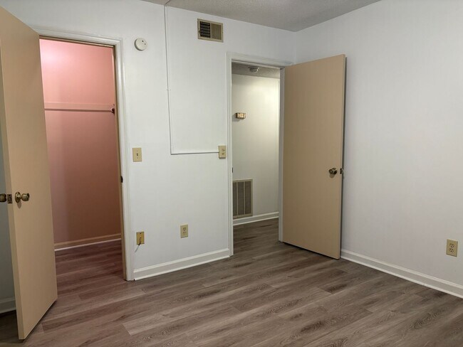 Building Photo - 2 Bedroom, 1 Bathroom Condo in Greensboro!