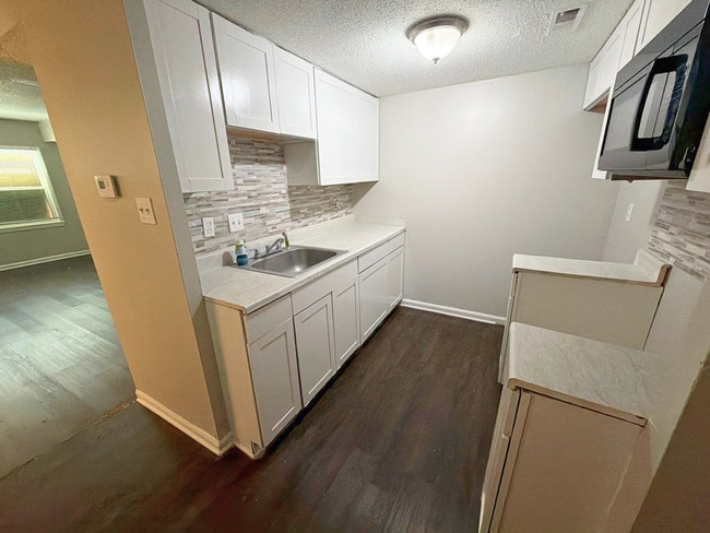 Building Photo - Beautifully Renovated 2 Bed / 1.5 Bath Townhome – Move-In Ready!