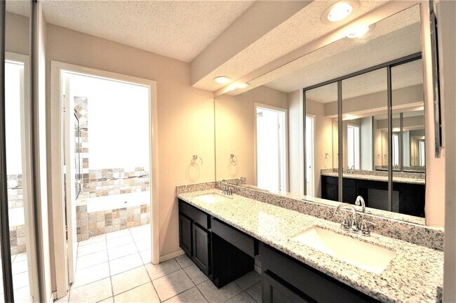 Building Photo - 2115 Braesmeadow Ln