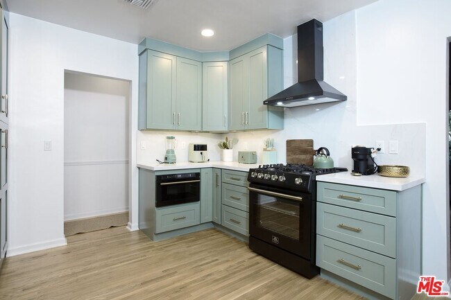 Building Photo - 951 N Martel Ave